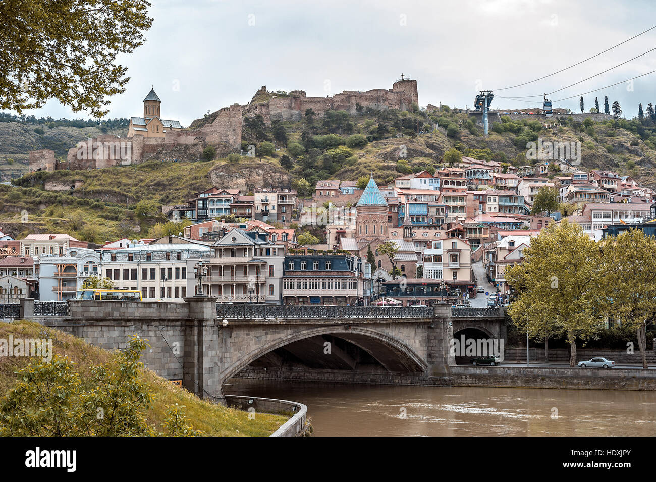 La Georgia, Tbilisi. Vista dalla riva sinistra del fiume Kura nella Città Vecchia , fortezza di Narikala Metekhi , Bridge , Cattedrale di Saint George. Foto Stock