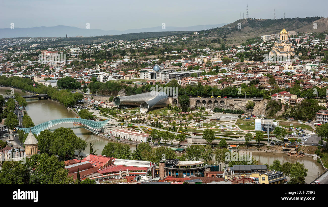 La Georgia, Tbilisi. Vista dalla fortezza di Narikala della Città Vecchia , il fiume Kura , Ponte di Pace , il Palazzo Presidenziale , la Cattedrale della Santissima Trinit Foto Stock
