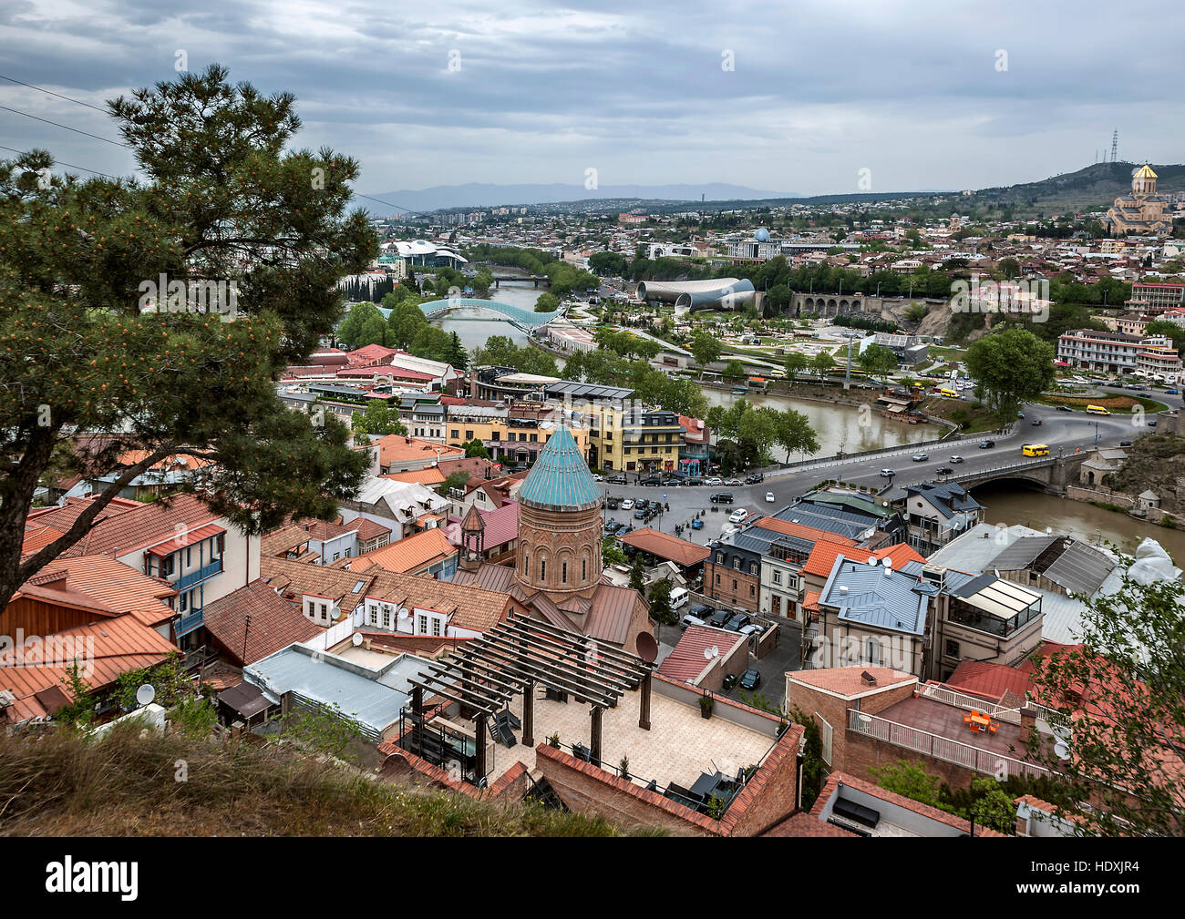 La Georgia, Tbilisi. Vista dalla fortezza di Narikala della Città Vecchia , il fiume Kura , Ponte di Pace , il Palazzo Presidenziale , la Cattedrale della Santissima Trinit Foto Stock