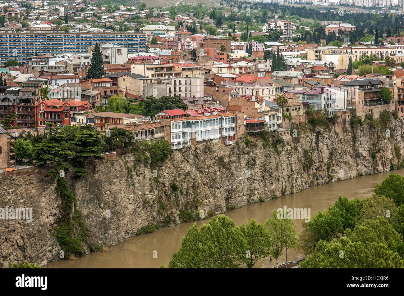 La Georgia, Tbilisi. Vista dalla fortezza di Narikala sul quartiere Avlabari , case su una scogliera , lasciando l'acqua nel fiume Kura . Foto Stock
