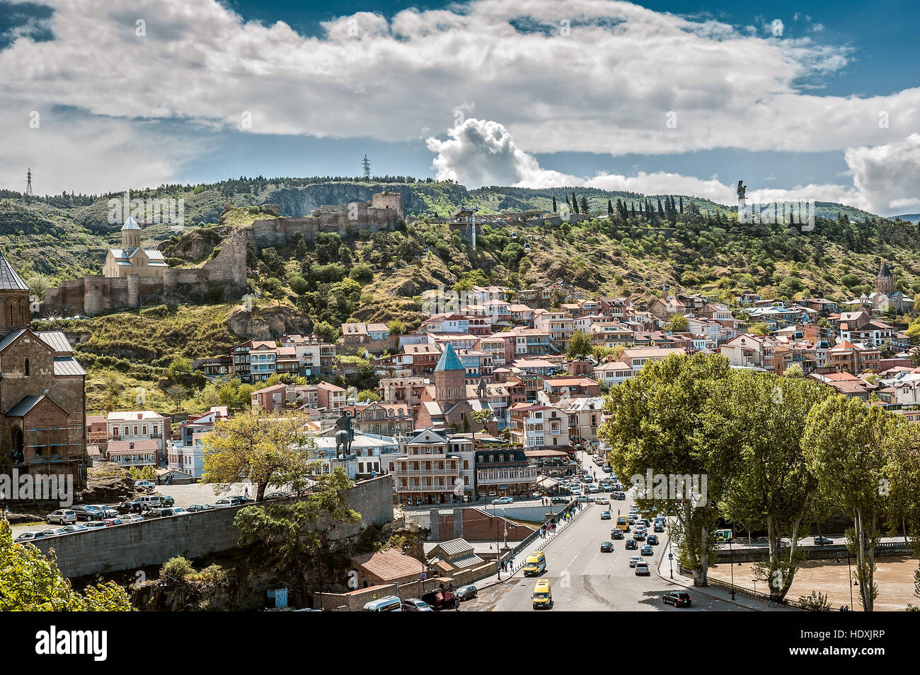 La Georgia, Tbilisi. Vista dalla riva sinistra del fiume Kura nella Città Vecchia , fortezza di Narikala Metekhi , Bridge , Cattedrale di Saint George. Foto Stock