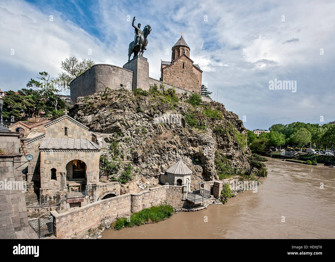 La Georgia, Tbilisi. Il vecchio quartiere di Metekhi , nella roccia sopra il fiume Kura tempio Abo di Tbilisi e il suo mosaico icone . Foto Stock