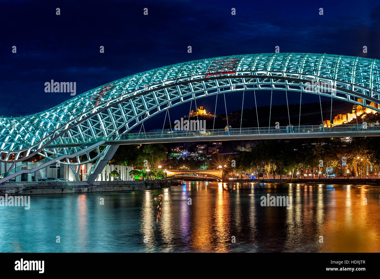 La Georgia, Tbilisi notte . Vista dal terrapieno del Kura in corrispondenza del ponte di pace , la fortezza di Narikala , Cattedrale di Metekhi . Foto Stock
