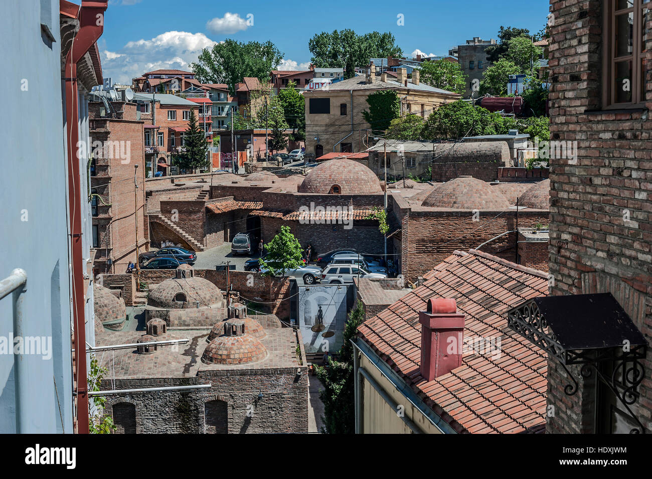 La Georgia, Tbilisi. District Abanotubani nella Città Vecchia . Il complesso di antica e di recente costruzione bagni di zolfo . Foto Stock