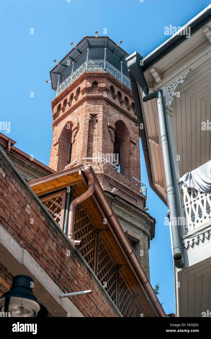 La Georgia, Tbilisi. Minareto della moschea musulmana nella Città Vecchia . Foto Stock