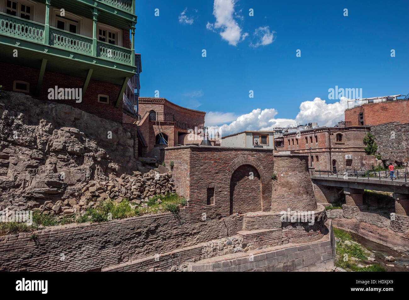 La Georgia, Tbilisi. District Abanotubani nella Città Vecchia . Il complesso di antica e di recente costruzione bagni di zolfo . Foto Stock