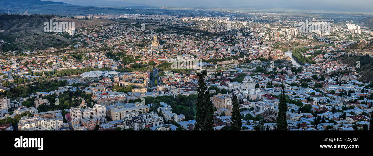 La Georgia, Tbilisi. Panorama della città dal Monte Mtatsminda . Foto Stock
