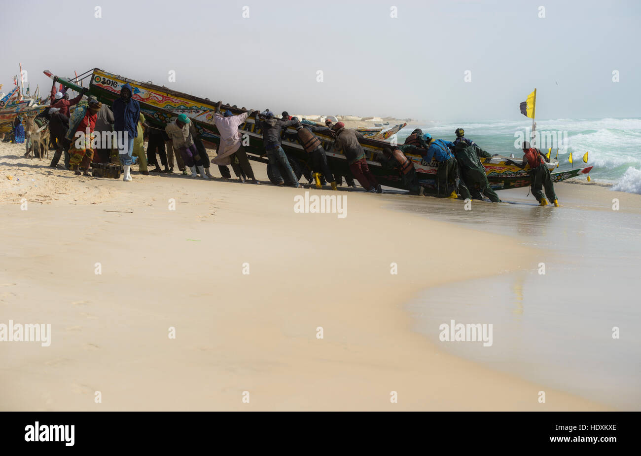 I pescatori, venditori ambulanti, barche in Nouakchott il famoso mercato del pesce Foto Stock