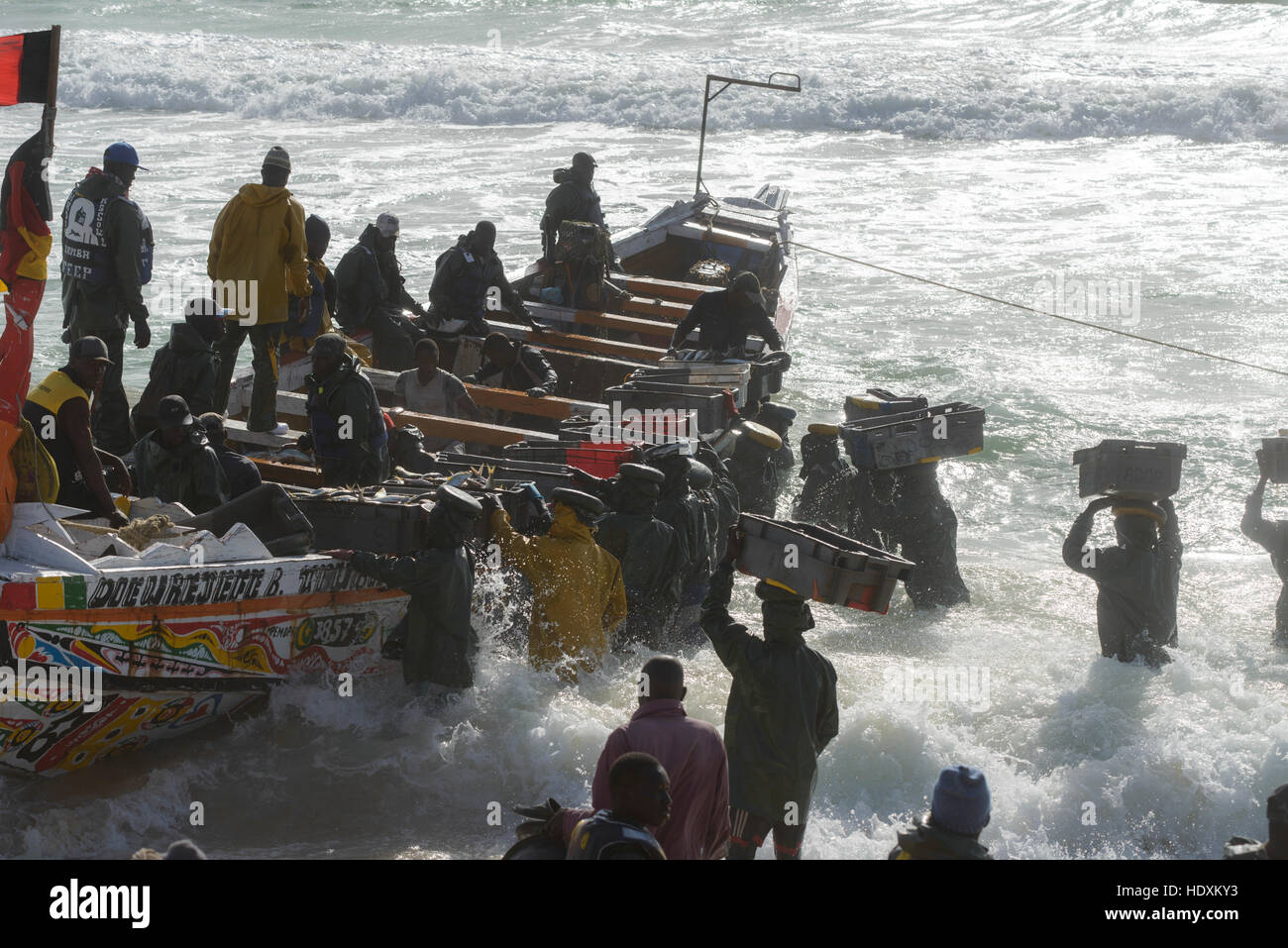 I pescatori, venditori ambulanti, barche in Nouakchott il famoso mercato del pesce Foto Stock