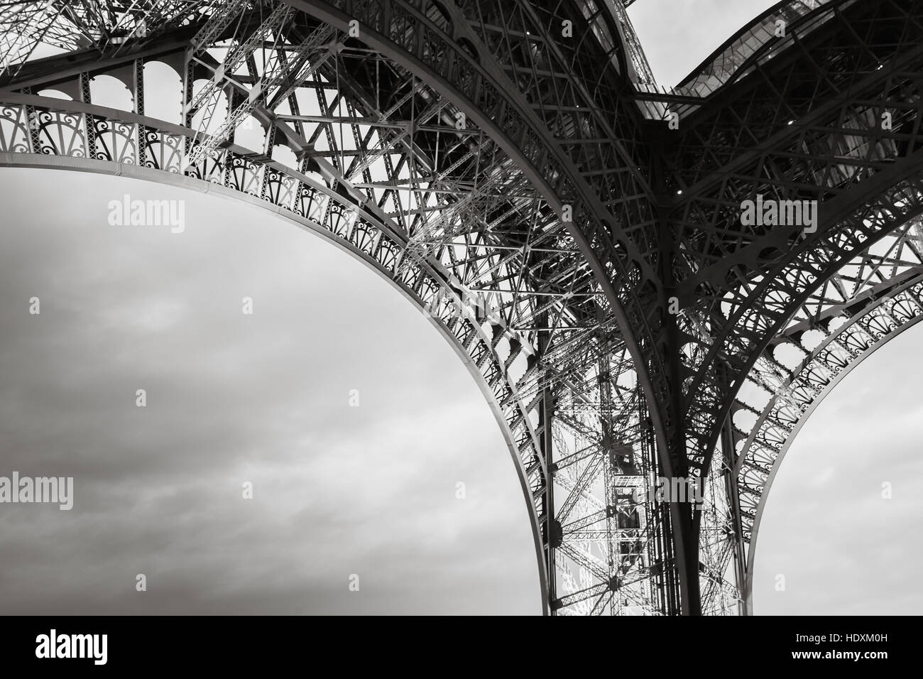 Arco della torre Eiffel cuscinetti, il più famoso punto di riferimento di Parigi, Francia. Foto in bianco e nero con uno stile rétro effetto Foto Stock