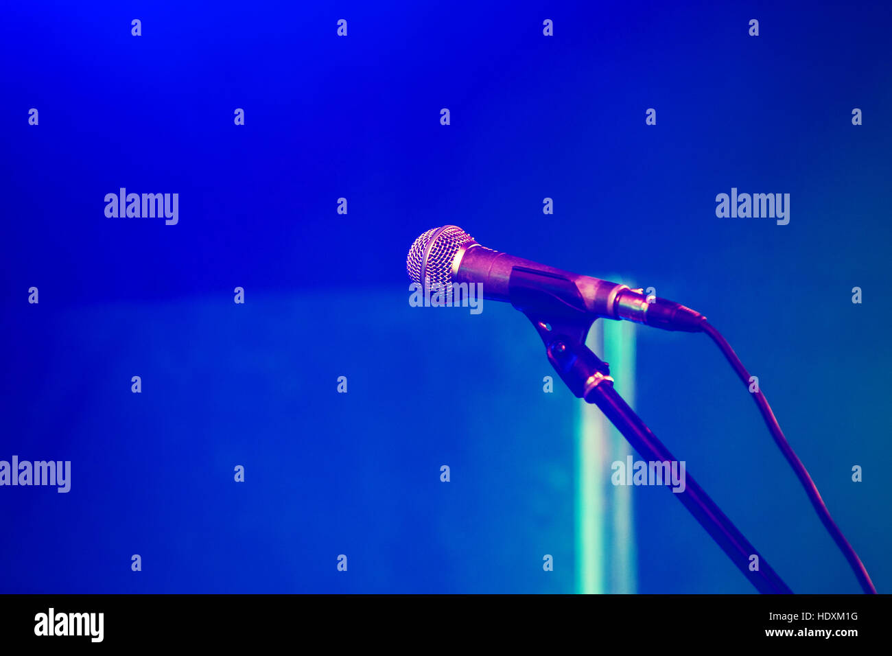 Fase professionale microfono su sfocato sfondo blu Foto Stock
