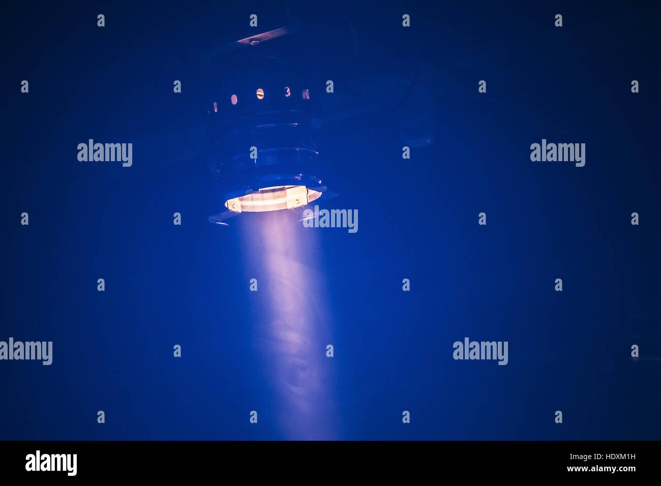 Luminoso punto panoramico luce su sfondo blu scuro, stadio di apparecchiature di illuminazione Foto Stock