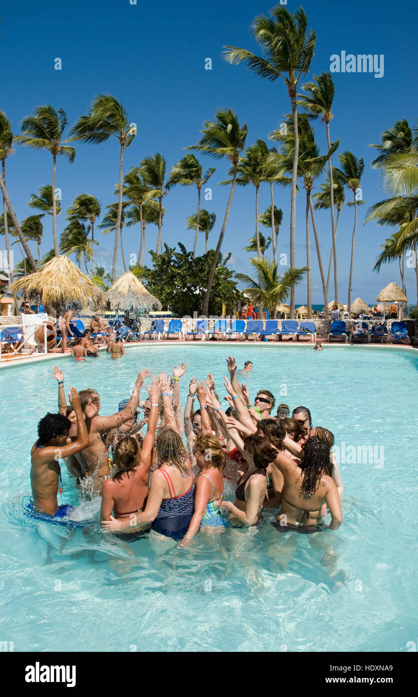 Ginnastica in acqua in una piscina, Punta Cana, Repubblica Dominicana, America Centrale Foto Stock