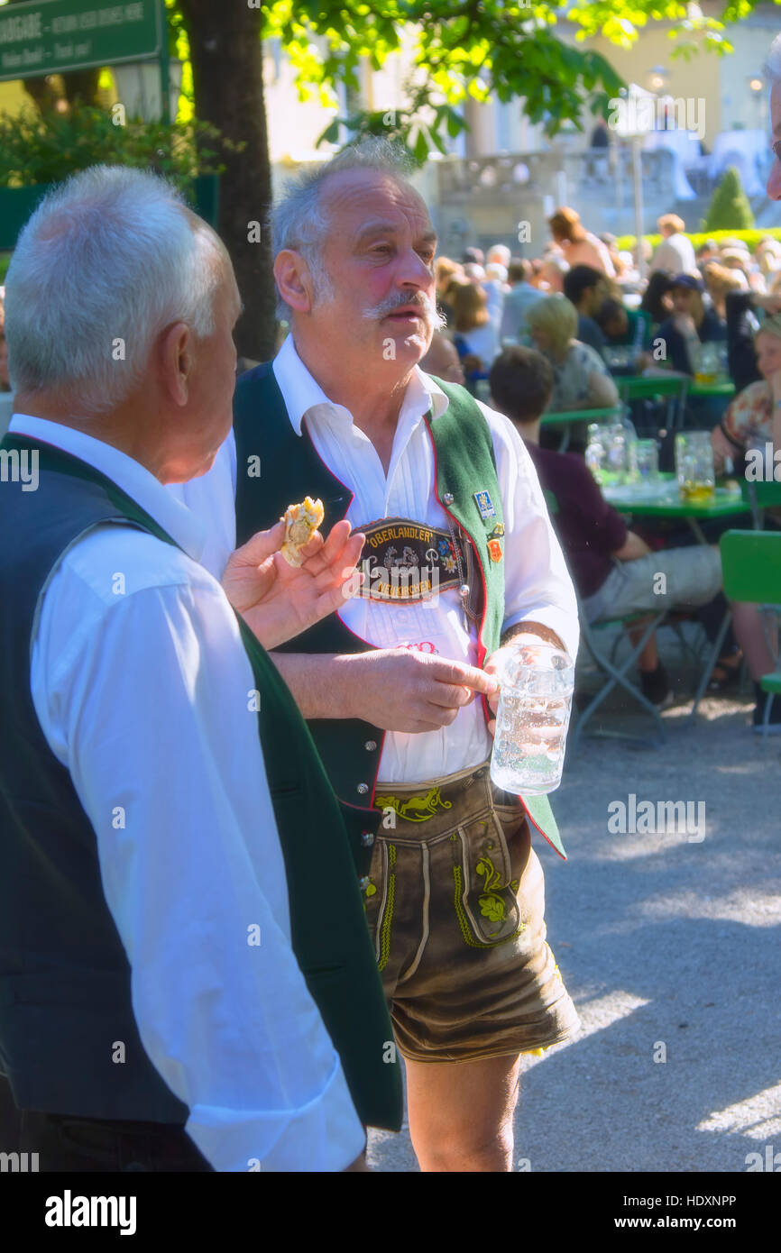 Due uomini tedeschi nel giardino della birra in Englischer Garten Monaco di Baviera Foto Stock
