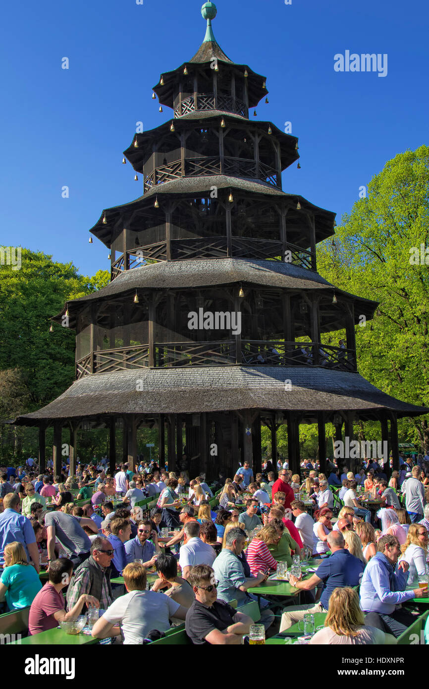 Giardino della birra in Englischer Garten Monaco di Baviera Foto Stock