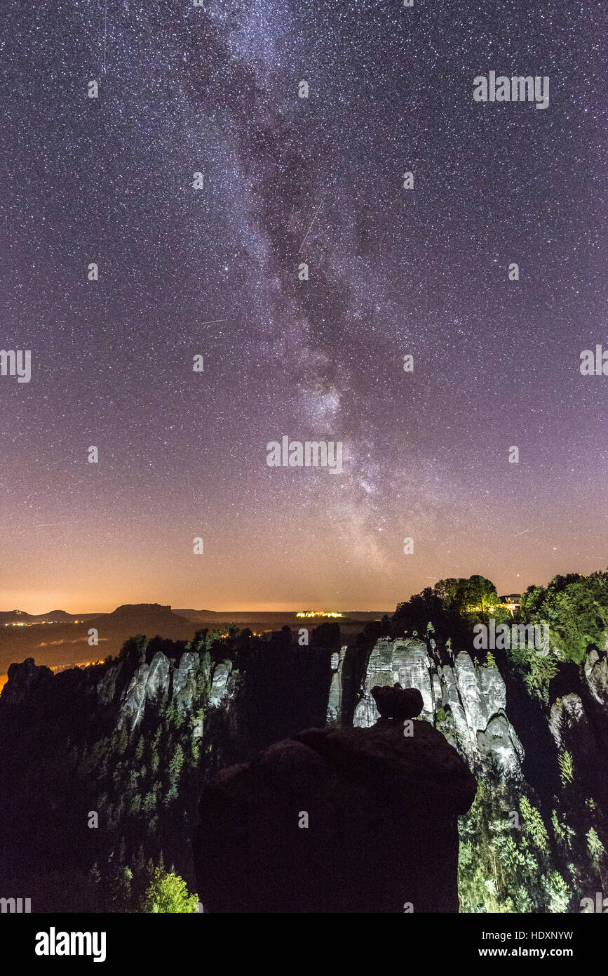 Bastei di notte con la Via Lattea, Elba montagne di arenaria, Sassonia, Germania Foto Stock