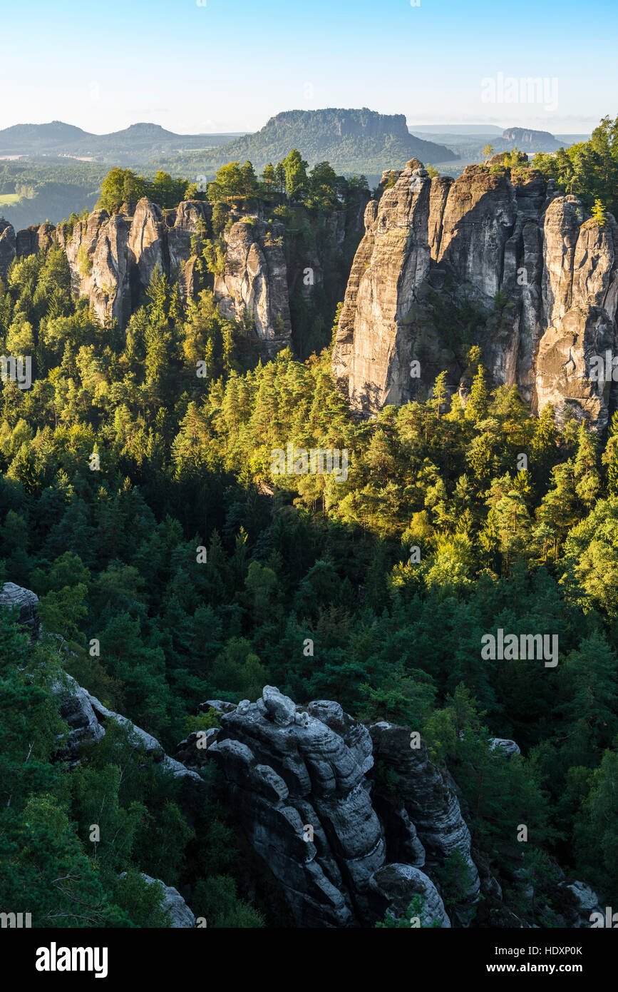 Bastei presso sunrise, Elba montagne di arenaria, Sassonia, Germania Foto Stock