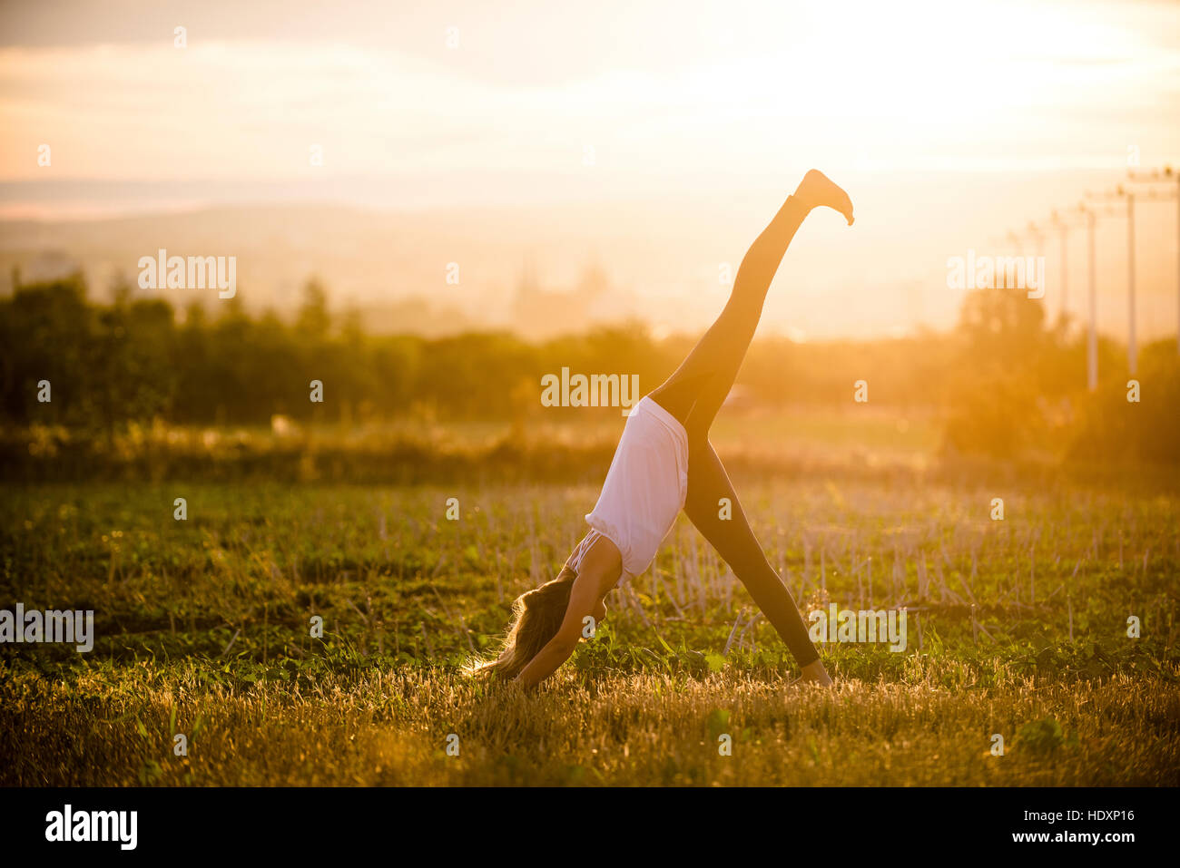 Donna facendo esercizi yoga Foto Stock