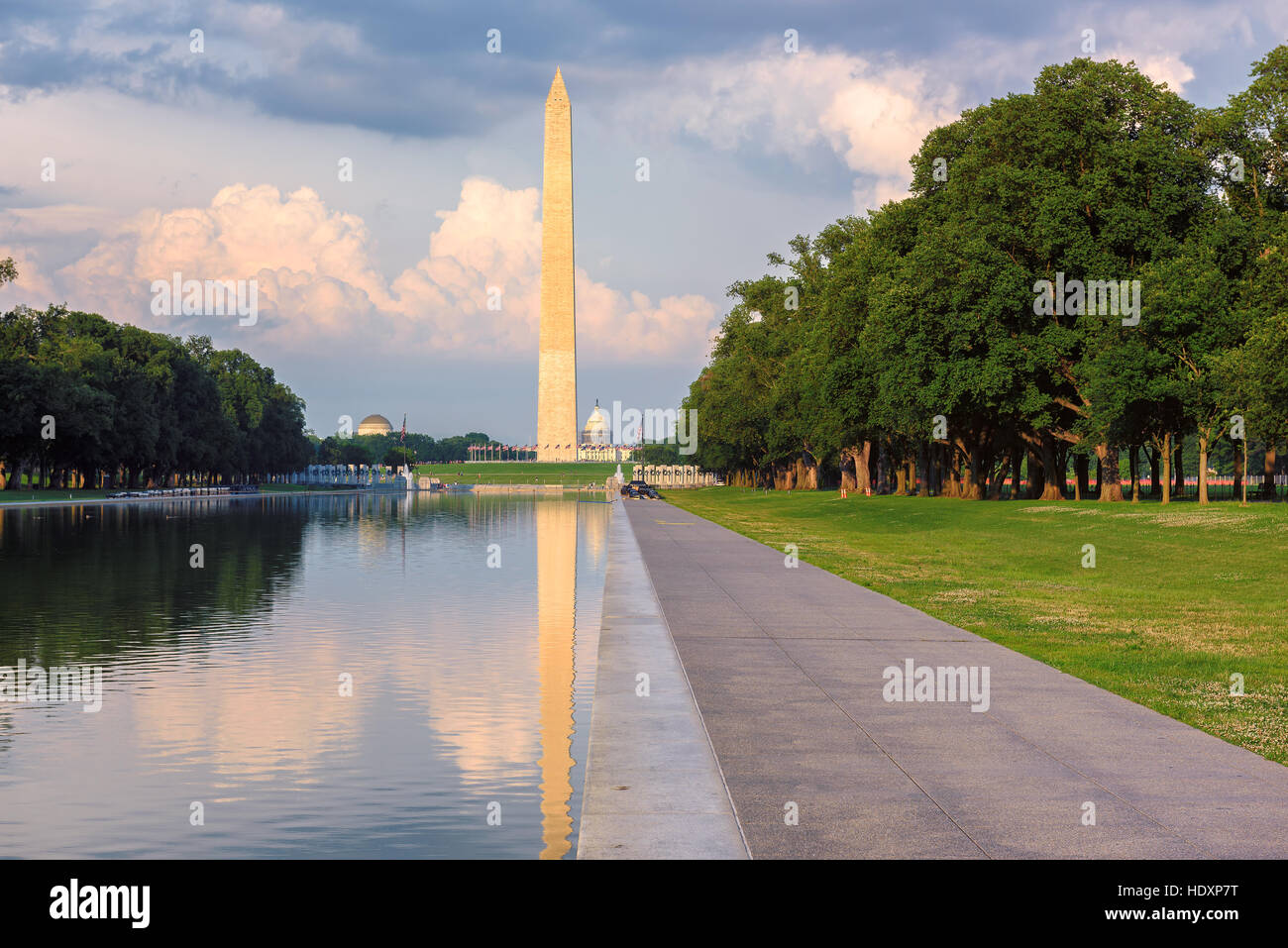 Il Monumento a Washington si riflette nella nuova piscina riflettente da Lincoln Memorial, Washington DC, Stati Uniti d'America Foto Stock