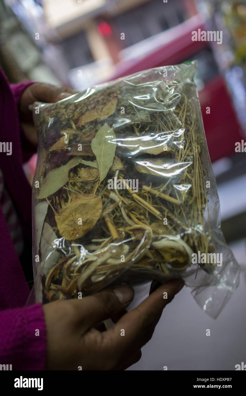 Donna di mani tenendo un pacchetto di varie erbe miscelati insieme in un negozio esoterico a La Paz, in Bolivia Foto Stock