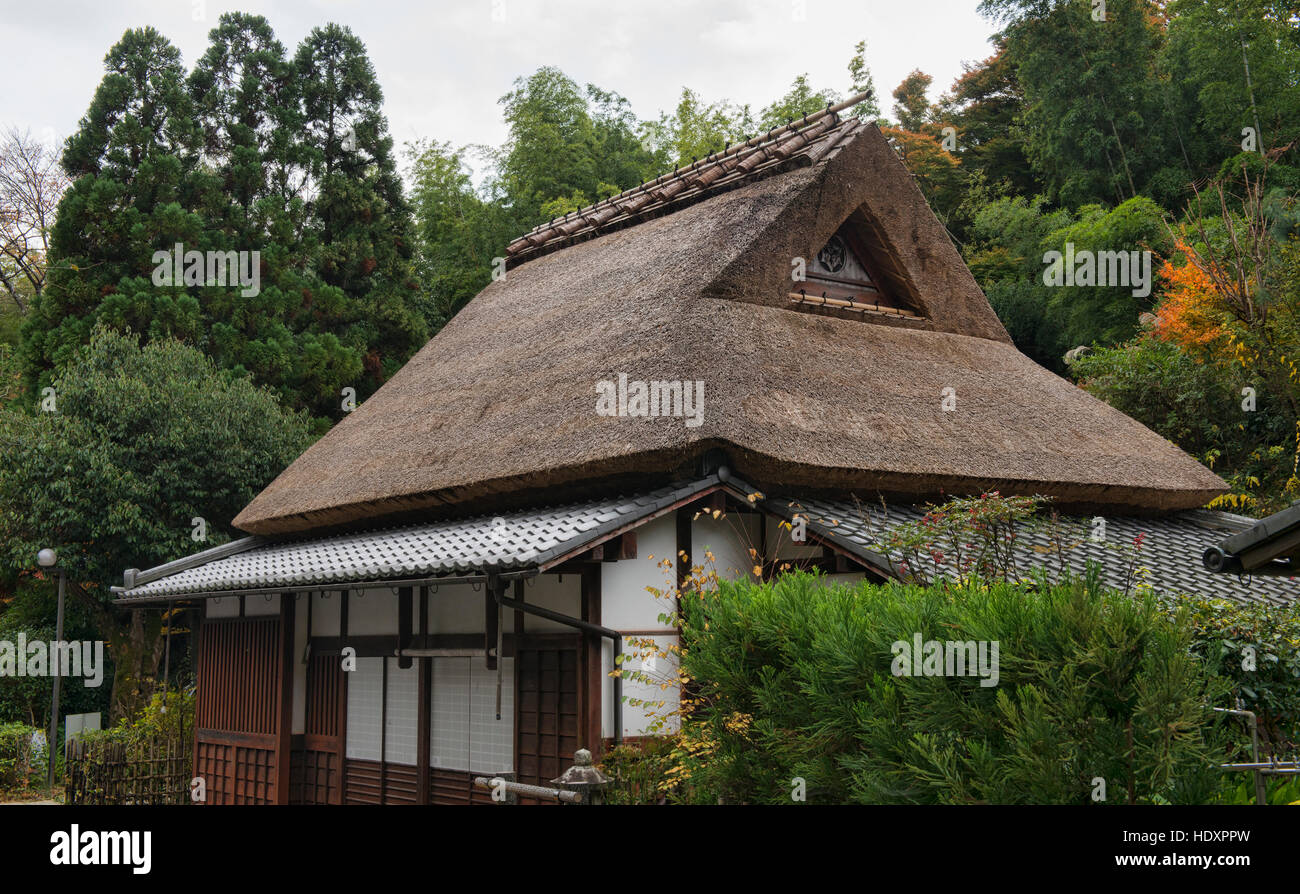 Tradizionale tetto in paglia home, Arashiyama, Kyoto, Giappone Foto Stock