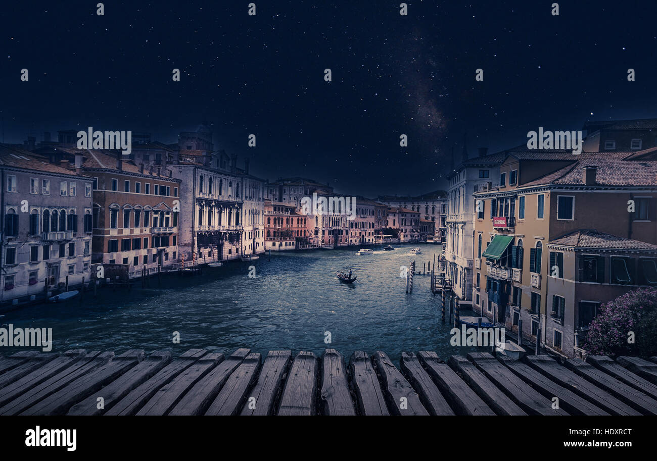 Arte immagine retrò con gondola sul Canal Grande di notte con listoni in legno pavimento per colore di primo piano e la luna piena e lattiginosa, Venezia Foto Stock