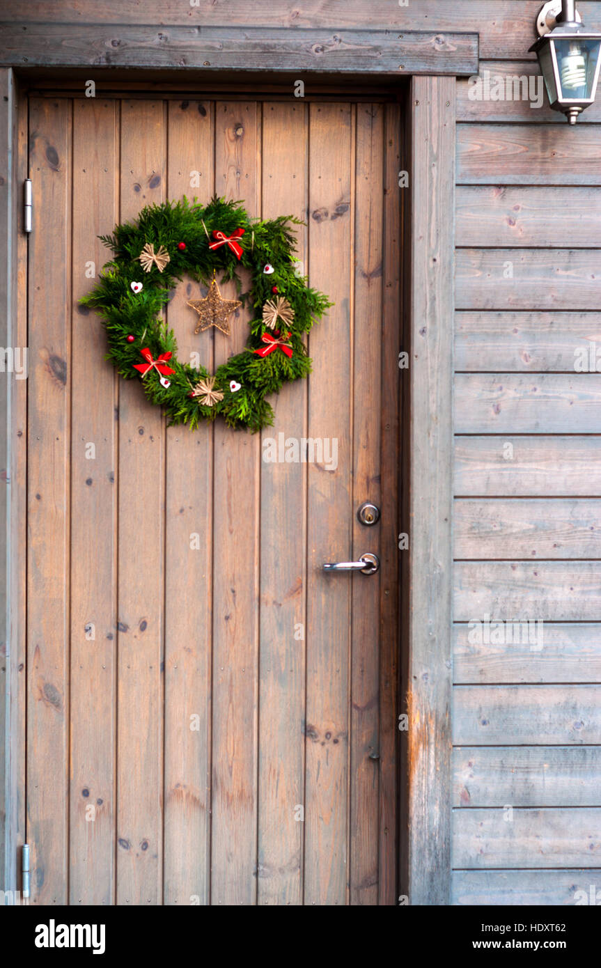 Le decorazioni di Natale su una porta di legno Foto Stock
