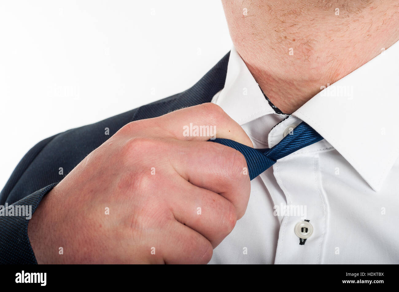 L uomo è l'allentamento di una fascetta dopo un duro lavoro Foto Stock