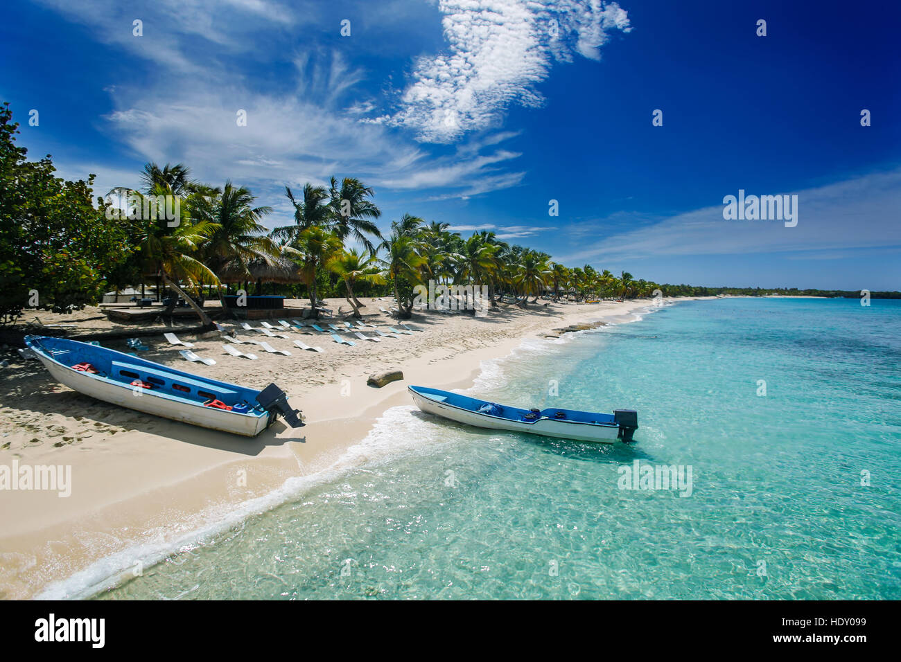 Due barche da pesca in Catalina Island Beach, un isola deserta vicino a Punta Cana , Repubblica Dominicana Foto Stock