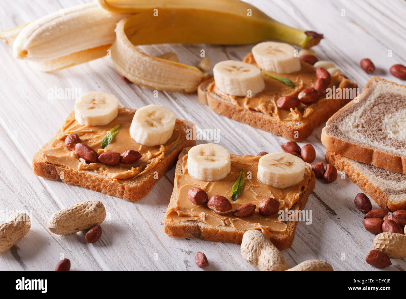 Bambini panini con burro di arachidi e banana sul tavolo orizzontale. Foto Stock