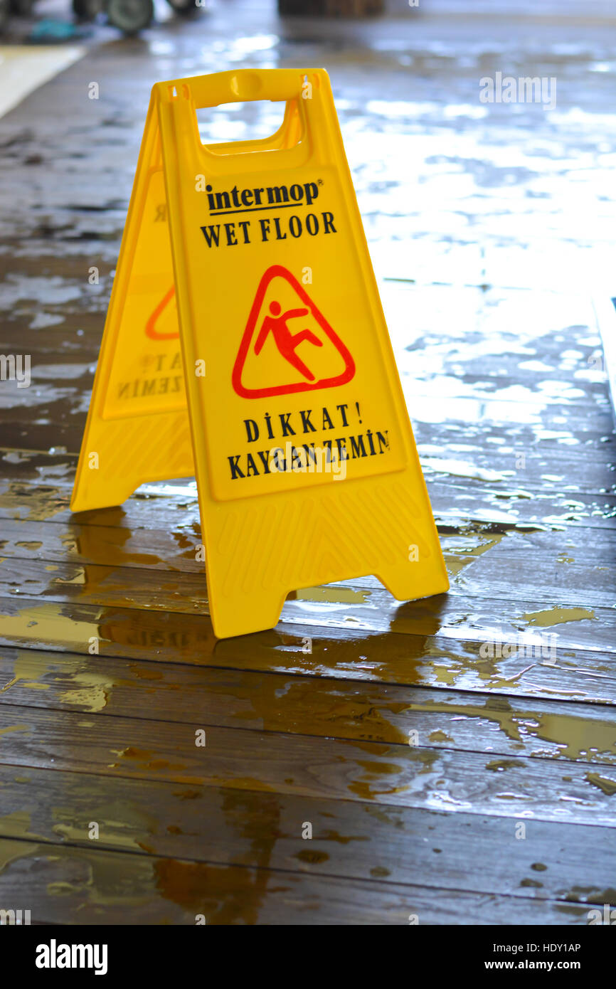 Attenzione pavimento bagnato cartello giallo Foto Stock