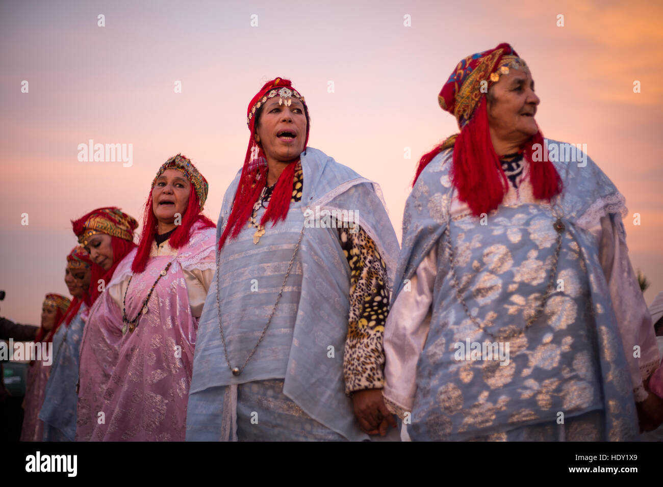 Musicale marocchino spettacolo culturale, al di fuori del COP22 Conferenza delle Nazioni Unite sui cambiamenti climatici che si terrà a Marrakech, Marocco. 2016. Foto Stock