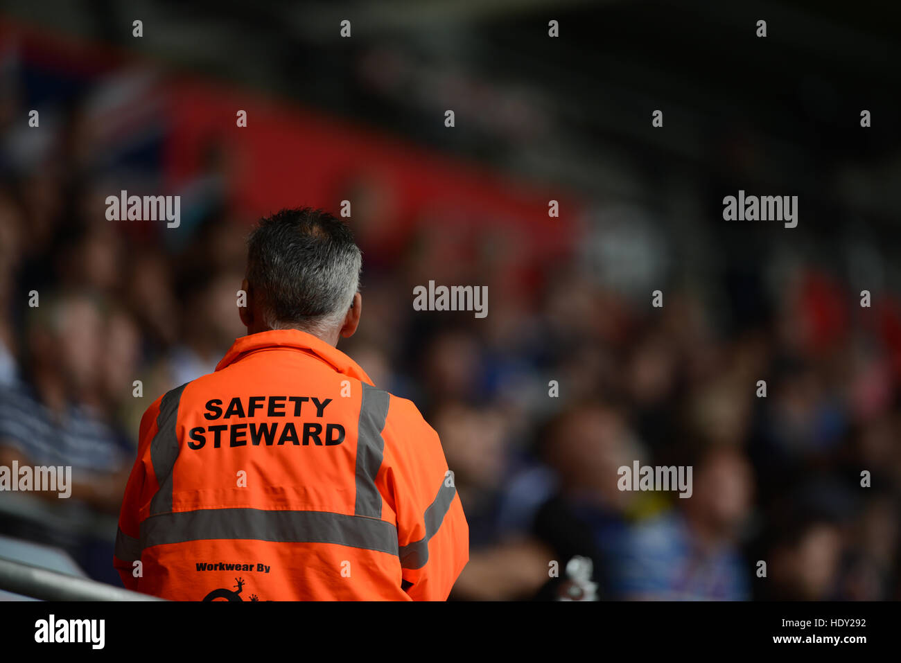 Un amministratore di sicurezza a un evento sportivo nel Regno Unito. Foto Stock