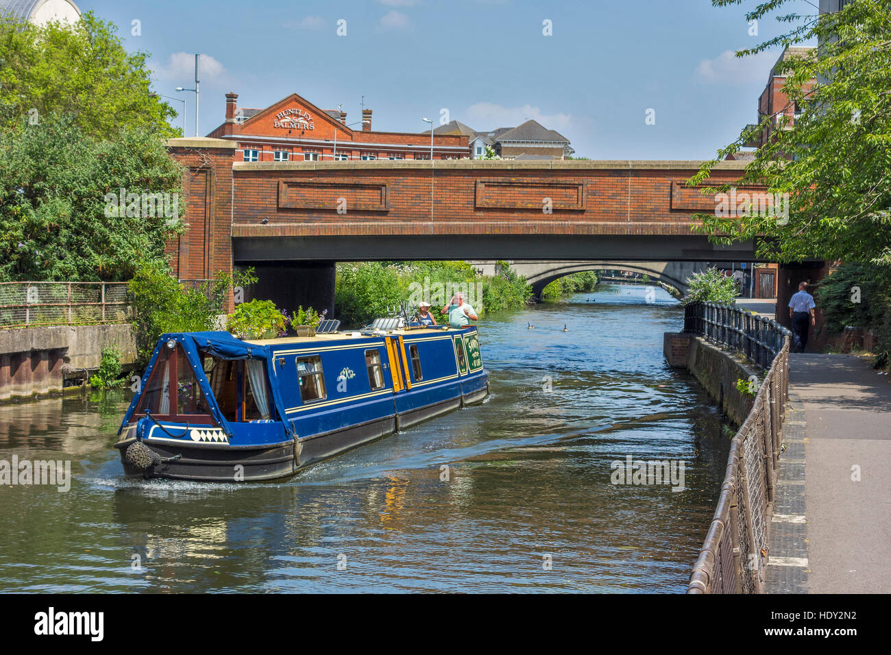 Canal Barge passando attraverso Reading Berkshire Foto Stock