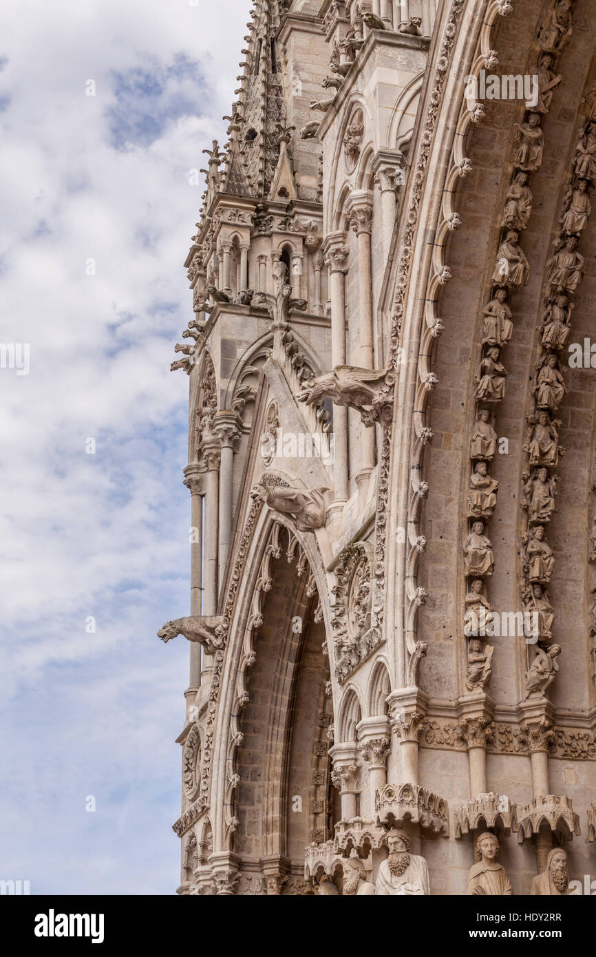 Statue del timpano di Notre Dame d'cattedrale di Amiens nella città di Amiens. Esso è stato designato come un sito patrimonio mondiale dell'UNESCO nel 1981. Foto Stock
