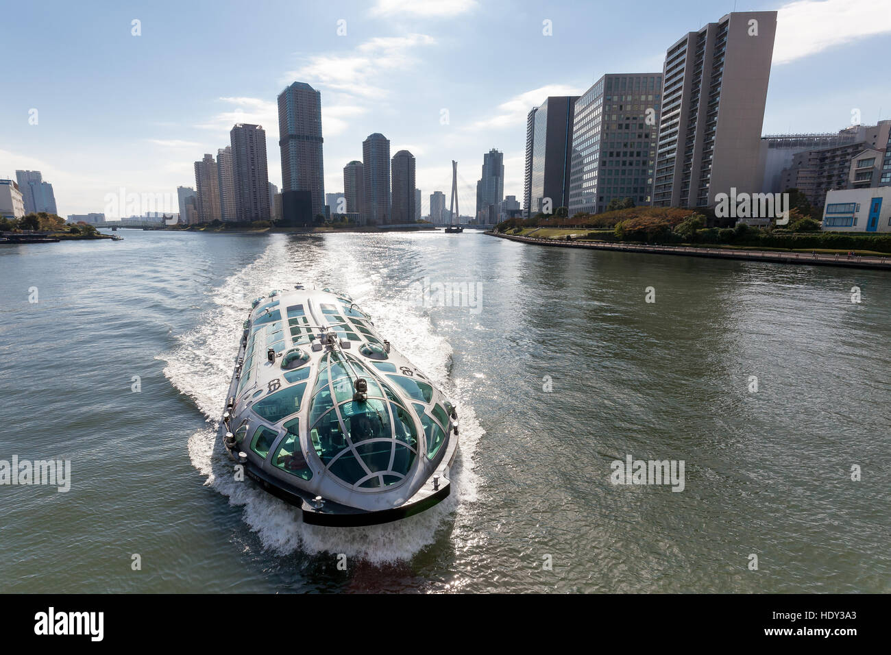 Una nave da diporto Himiko, invecchiata nello spazio, sul fiume Sumida a Tokyo, Giappone, Foto Stock