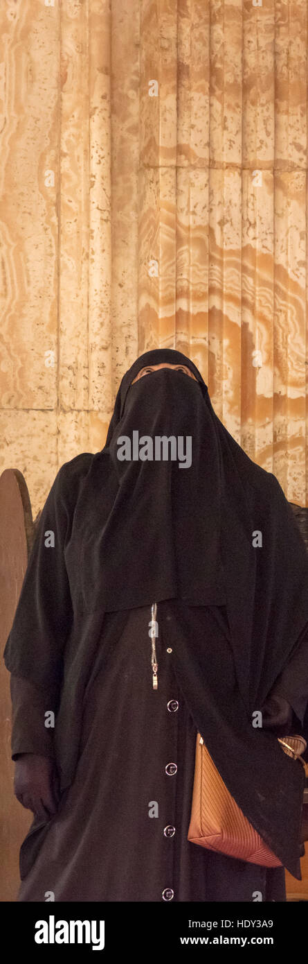 Donna musulmana in hijab, guardando verso l'alto nella moschea di Muhammad Ali al Cairo, Egitto Foto Stock