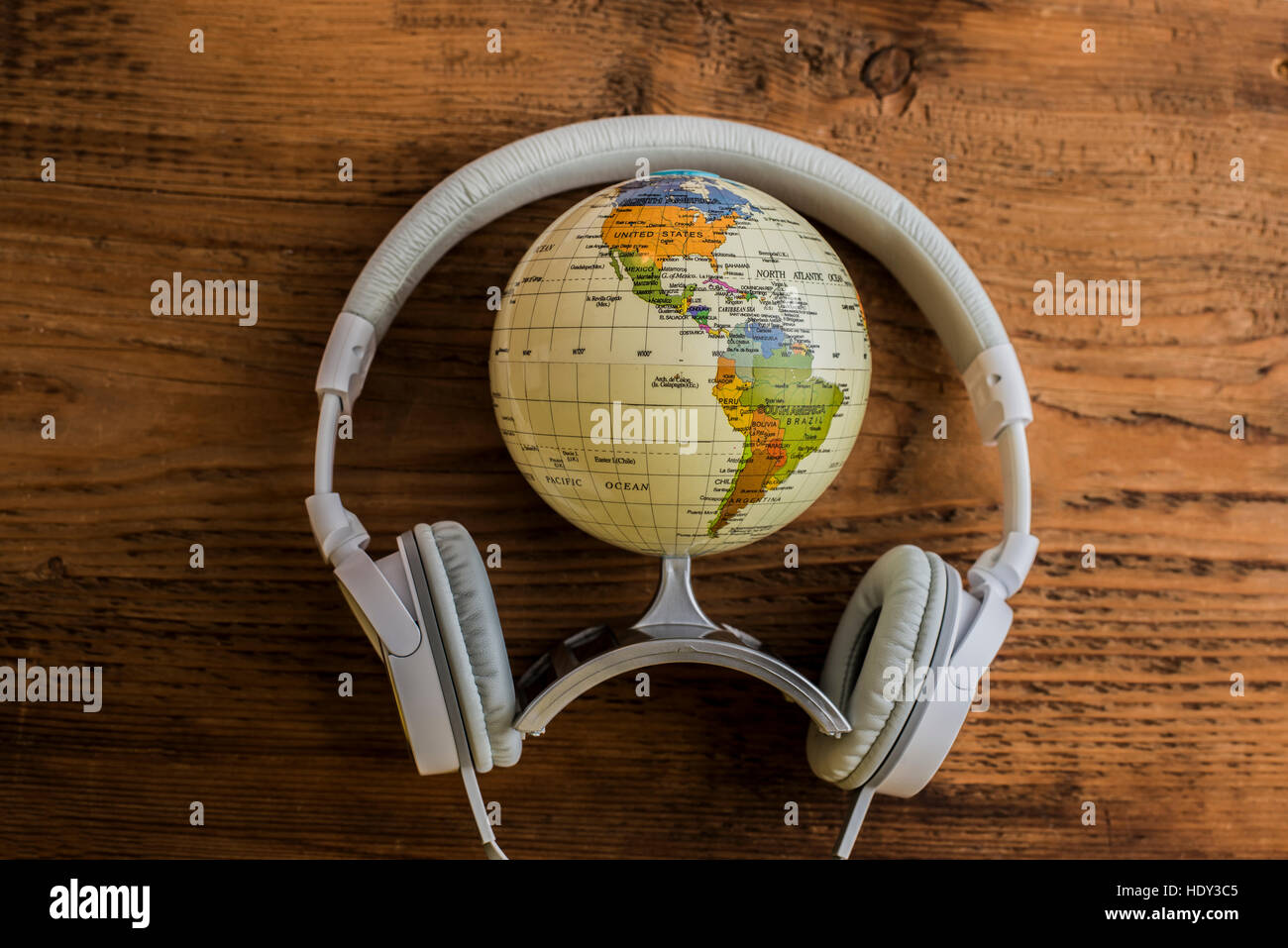 Globe, le cuffie si trovano sul tavolo di legno dello sfondo. Il concetto di turismo, audobook, guida auduo Foto Stock