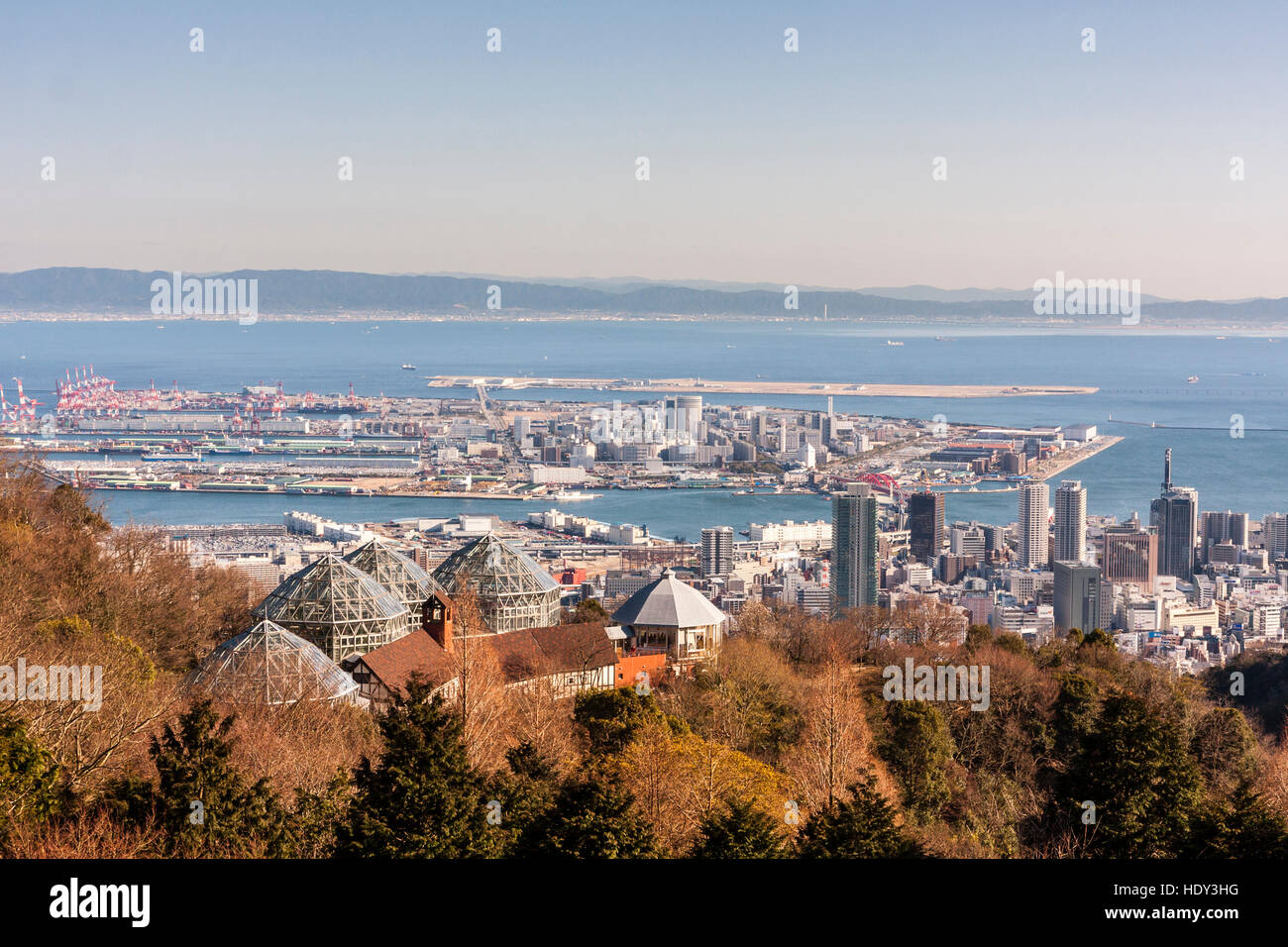 Rokko Mountains vista di Nunobiki giardino di erbe glasshouse e sullo sfondo la città di Kobe, isola di porto e aeroporto di Kobe isola con la Baia di Osaka. Foto Stock