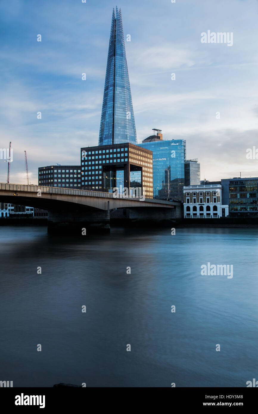 London Shard fotografata al tramonto dal lato nord del fiume Tamigi e mostra al London Bridge Foto Stock