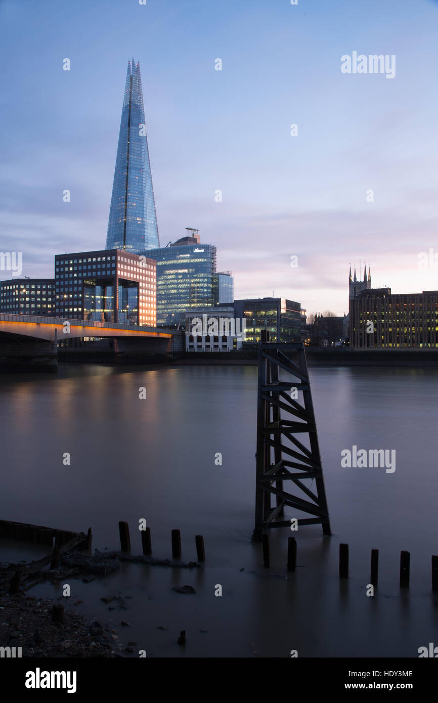 London Shard fotografata al tramonto dal lato nord del fiume Tamigi e mostra al London Bridge Foto Stock