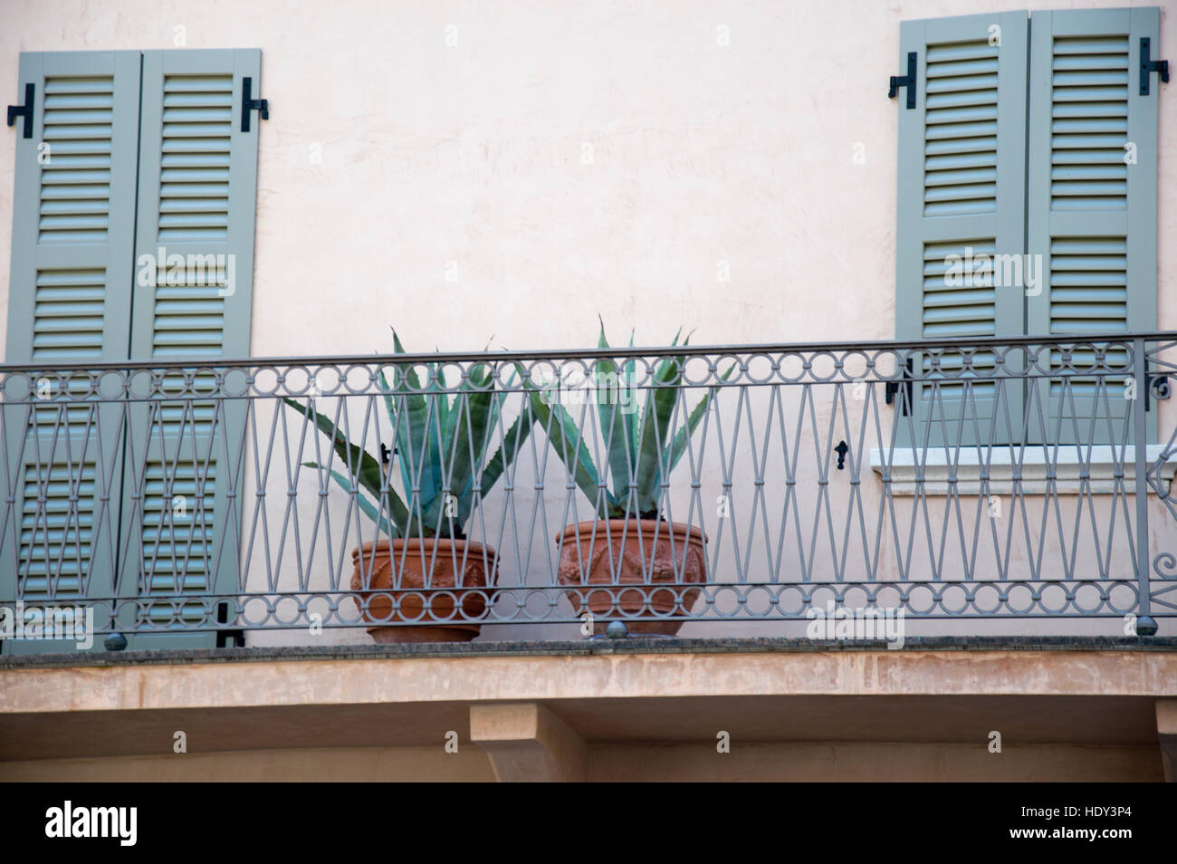 Vasi di terracotta balcone italia immagini e fotografie stock ad alta  risoluzione - Alamy