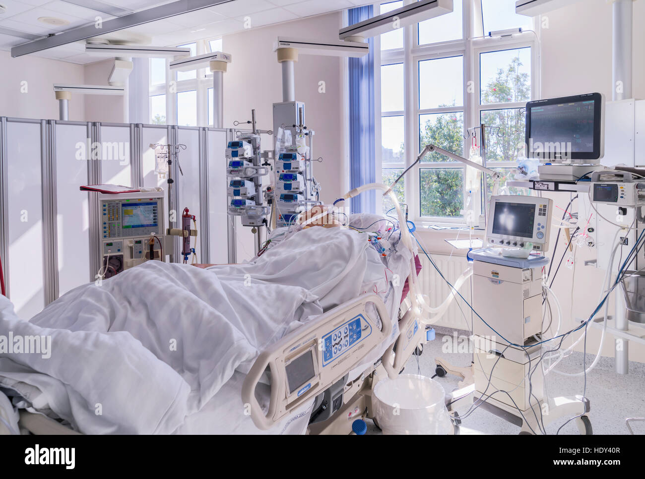 Paziente in recupero dopo sostituzione di valvola cardiaca chirurgia, sala operatoria, Reykjavik, Islanda Foto Stock