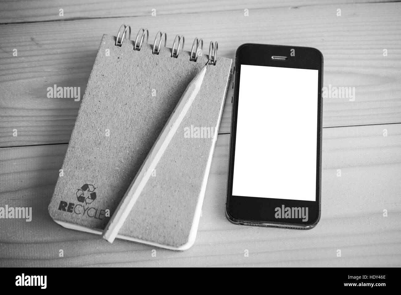 Smartphone sul notebook di riciclo Foto Stock