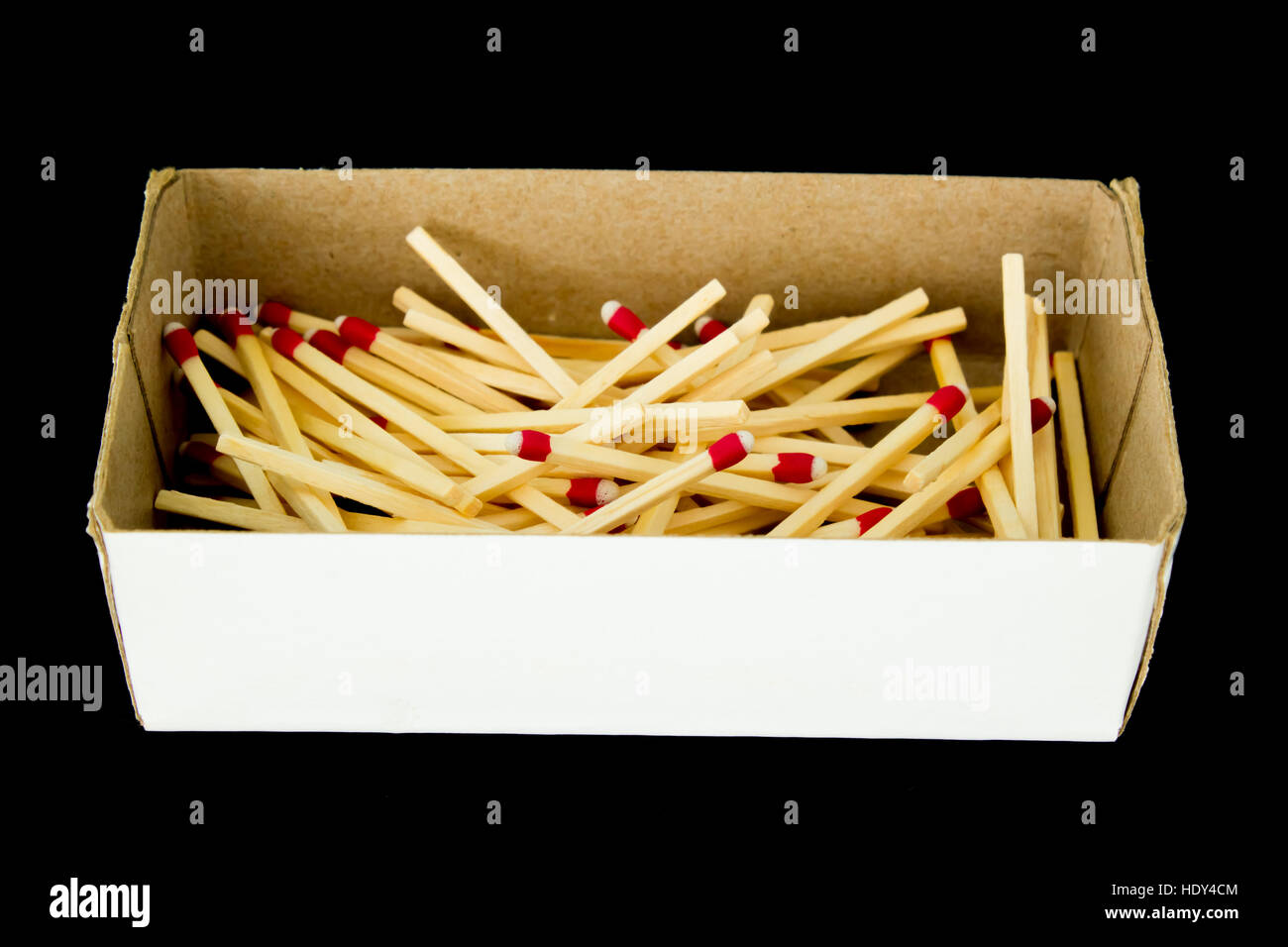 Una scatola di strike-anywhere corrisponde isolata su uno sfondo nero. Fotografato dal lato. Foto Stock
