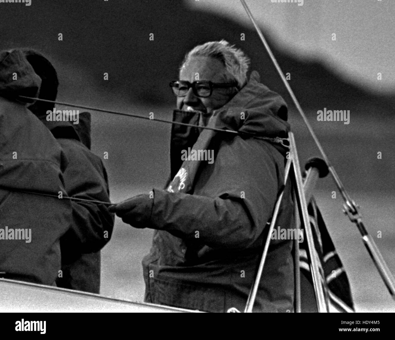 AJAX NEWS FOTO. 31 luglio, 1981. SOLENT, Inghilterra. - Canale RACE - nube del mattino IV proprietario Edward Heath si siede in poppa fogli all'inizio della gara. Foto:JONATHAN EASTLAND/AJAX REF:813107 21/Canale/nube del mattino IV. Foto Stock