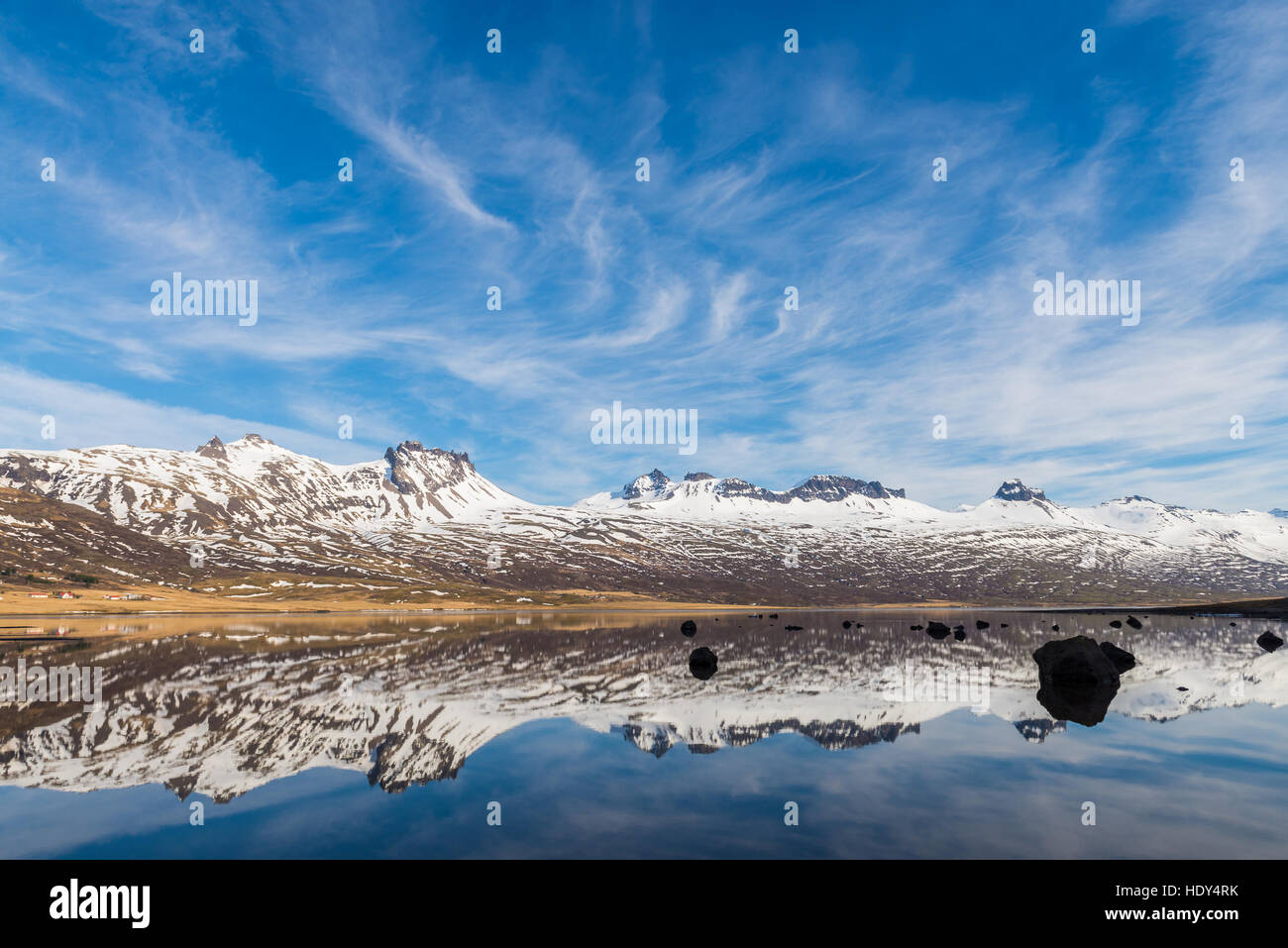 Islandese le montagne con la stupenda laguna in inverno Foto Stock