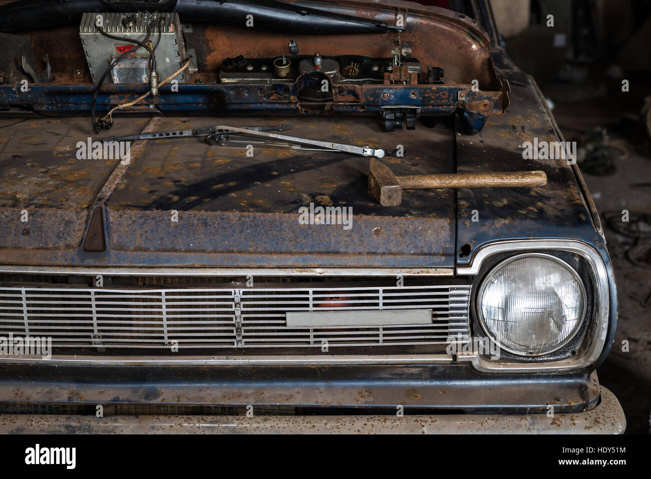 Parte anteriore della vecchia auto d'epoca in un negozio Foto Stock