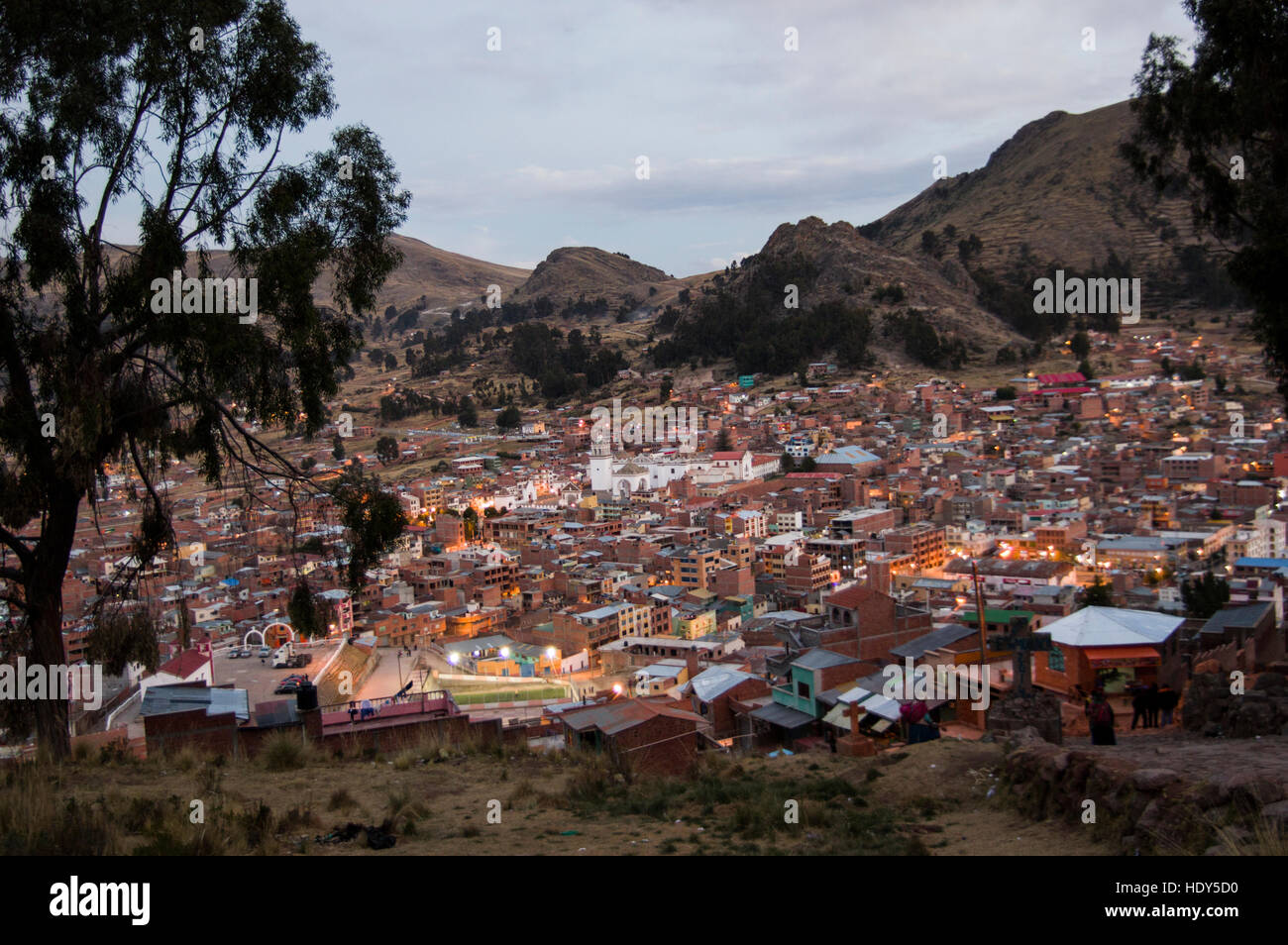 Copacabana, una città o un paese presso il lago Titicaca al confine con il Perù, dove le persone accorrono per turismo, sport acquatici e motivi religiosi Foto Stock