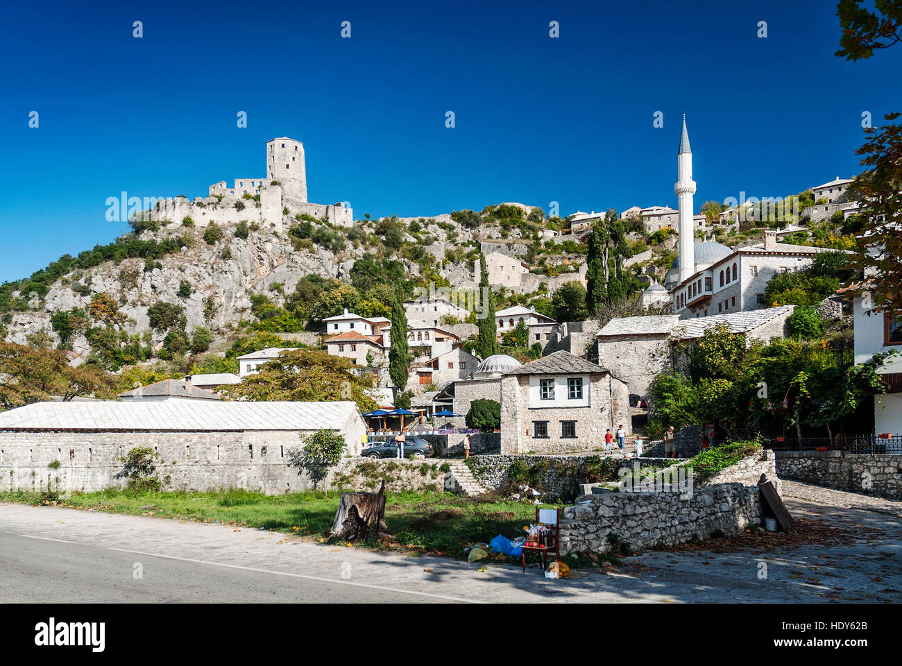Vista panoramica del villaggio di pocitelj tradizionale architettura di vecchi edifici e moschea in Bosnia Erzegovina Foto Stock